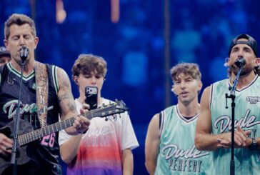 Jeremy Camp Leads Worship at Dude Perfect Show •